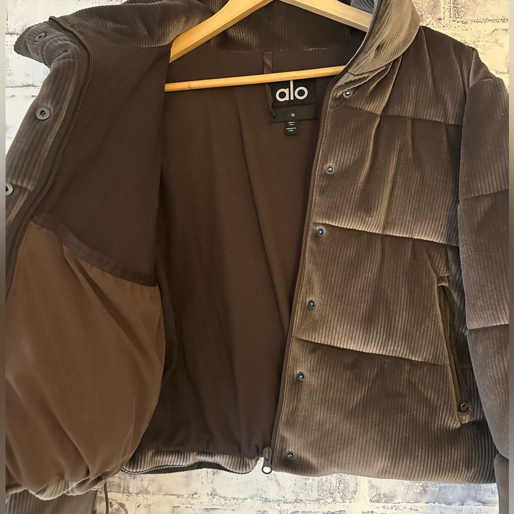 ALO Yoga Gold Rush Ribbed Velour Puffer Coat | Machiatto Brown - Picture 10 of 10